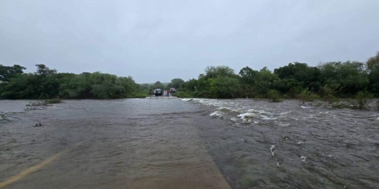 Cierran carretera estatal 13, tramo San Carlos-Ejido Tres Palos por desborde de rio