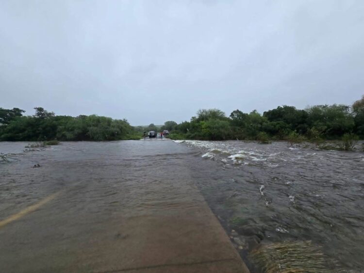 Cierran carretera estatal 13, tramo San Carlos-Ejido Tres Palos por desborde de rio