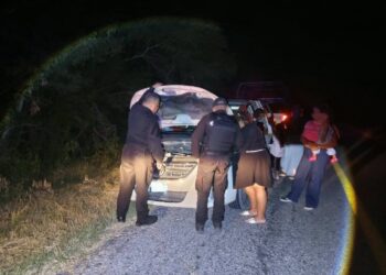 Guardia Estatal auxilia a 11 personas varadas en carretera