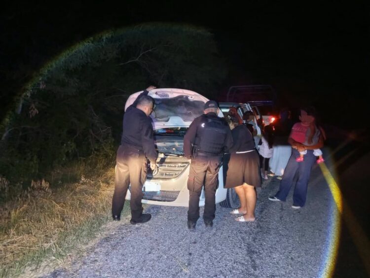 Guardia Estatal auxilia a 11 personas varadas en carretera