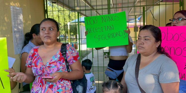 Padres bloquean la carretera Interejidal; kínder cumple dos días sin clases
