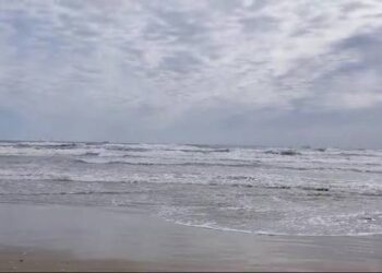 Alertan por oleaje elevado en Playa Tesoro