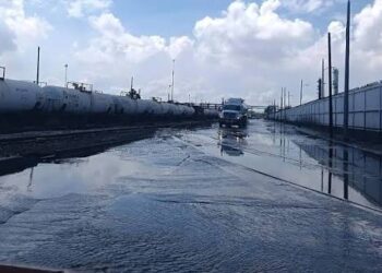 Acusan a Pemex de contaminar calles y lagunas en Madero