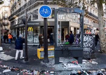 Francia amanece entre destrozos tras protestas y saqueos