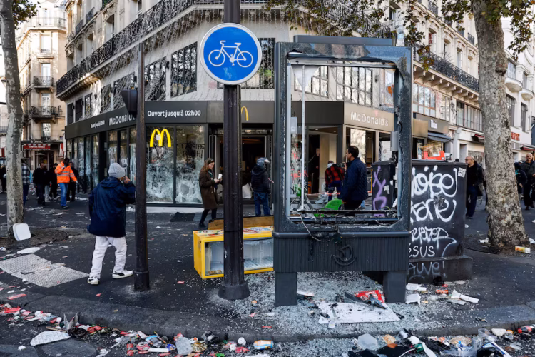 Francia amanece entre destrozos tras protestas y saqueos