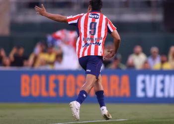 Chivas derrota al América en intenso Clásico Nacional