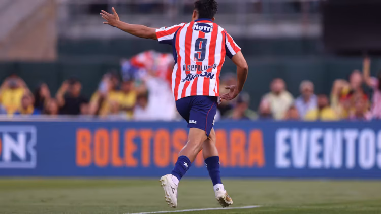 Chivas derrota al América en intenso Clásico Nacional