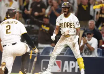 Padres vencen 4-3 a Brewers y siguen con vida