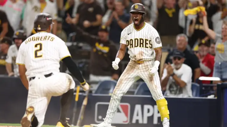 Padres vencen 4-3 a Brewers y siguen con vida