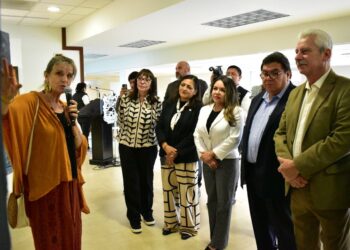 Pintora y escultora belga Agñes Druenne, expone su obra en vestíbulo del Congreso Local