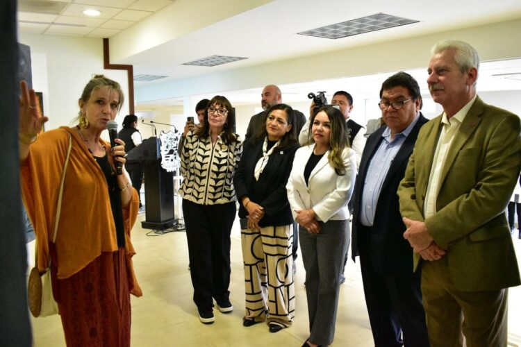 Pintora y escultora belga Agñes Druenne, expone su obra en vestíbulo del Congreso Local
