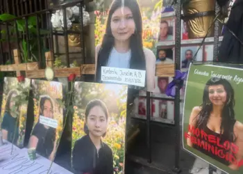 Asesinan a mujer a balazos afuera de escuela