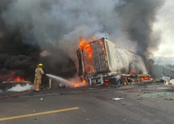Choque e incendio de camiones deja un muerto en Güémez