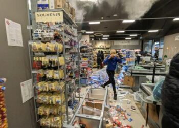 Violencia juvenil sacude el centro de Milán, Italia