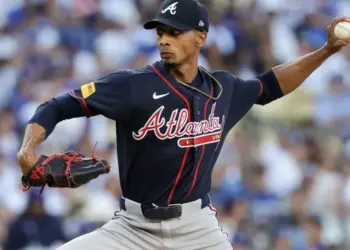 Exempleado de 7-Eleven y novato frenan a Dodgers