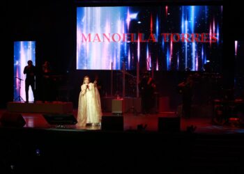 Cautiva Manoella Torres con su música romántica a victorenses en el Teatro Amalia González C.