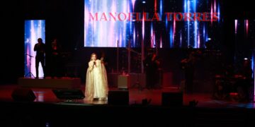 Cautiva Manoella Torres con su música romántica a victorenses en el Teatro Amalia González C.