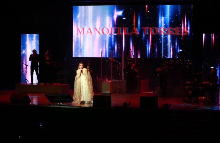 Cautiva Manoella Torres con su música romántica a victorenses en el Teatro Amalia González C.