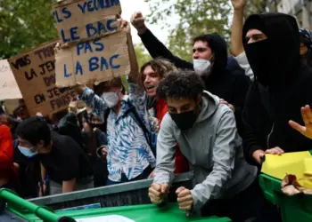 Disturbios en París: miles protestan por la crisis educativa