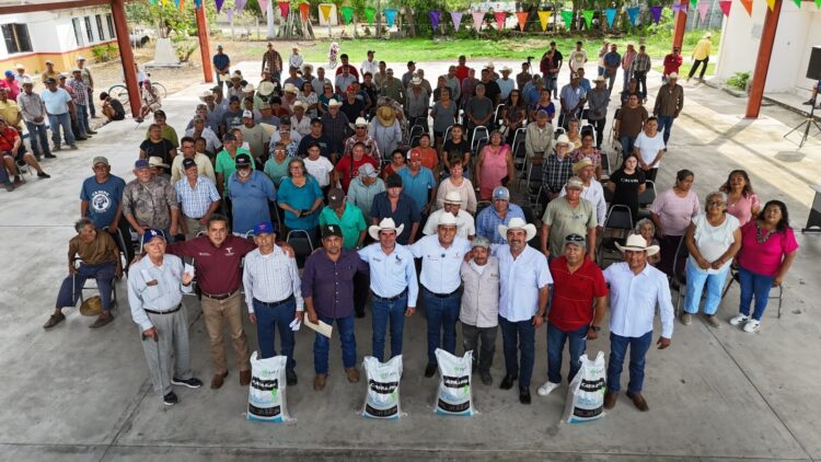 Entregan fertilizantes a 321 citricultores en Llera, Tamaulipas