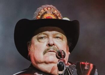 Ramón Ayala sufre caída y reprograma concierto en Hermosillo