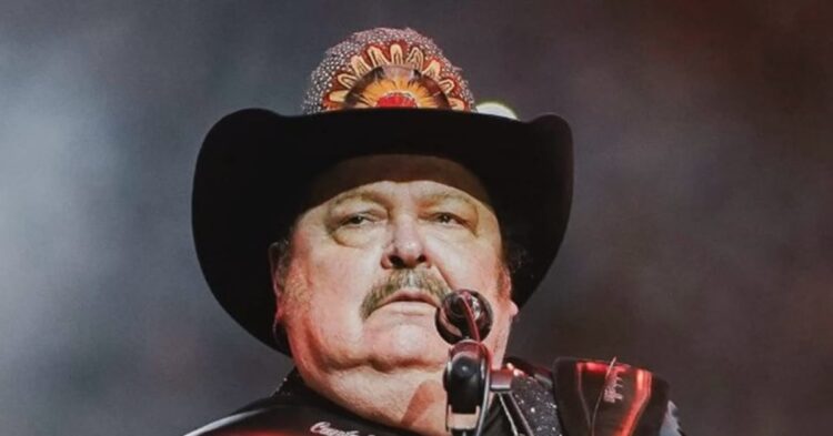 Ramón Ayala sufre caída y reprograma concierto en Hermosillo