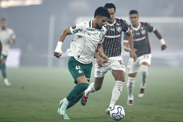 Fluminense cae en casa, pero un gol tardío mantiene la esperanza