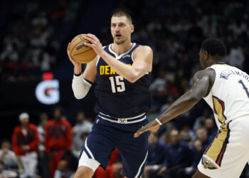 Nuggets vencen a Pelicans 104-91 con triple-doble de Jokić