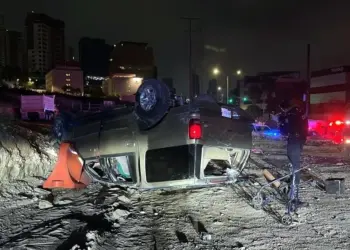 Mujer fallece tras volcar su camioneta en San Pedro