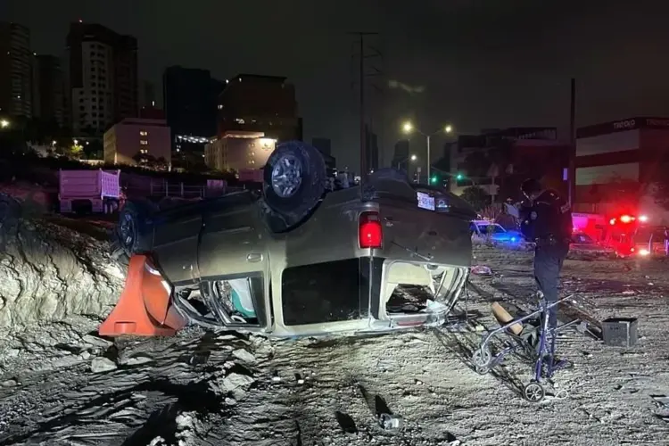 Mujer fallece tras volcar su camioneta en San Pedro