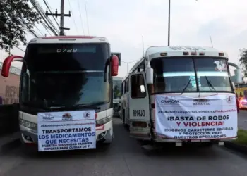 Acuerdan transportistas retirar bloqueos