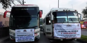 Acuerdan transportistas retirar bloqueos