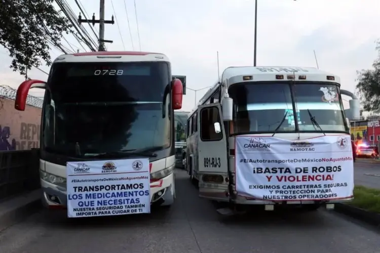 Acuerdan transportistas retirar bloqueos