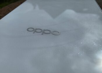 Oppo desarrolla un smartphone ancho con pantalla 16:9