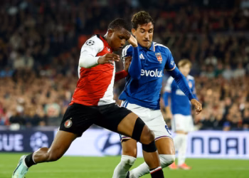 Feyenoord vence 3-2 al Como en un final dramático