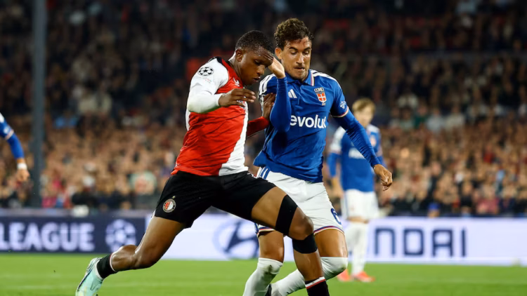 Feyenoord vence 3-2 al Como en un final dramático