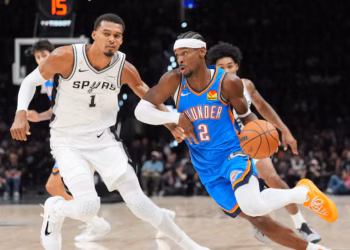 Wembanyama sufre ante Thunder en el arranque de la NBA 2026-27