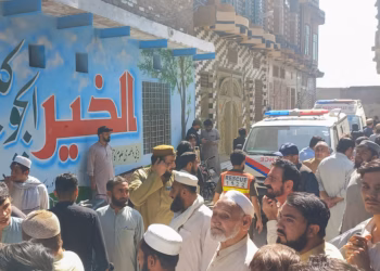 Colapsa techo de escuela en Pakistán y deja decenas de víctimas