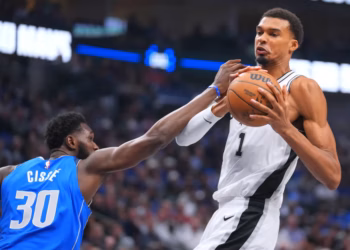 Spurs vencen 122-106 a Mavericks y consiguen su primera victoria