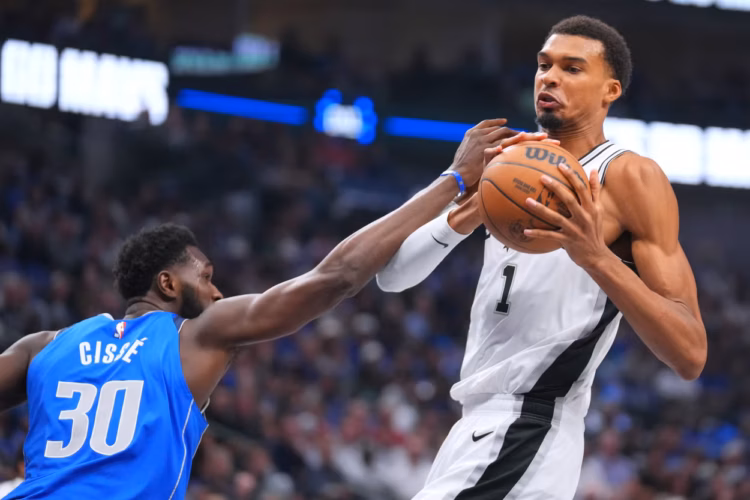 Spurs vencen 122-106 a Mavericks y consiguen su primera victoria