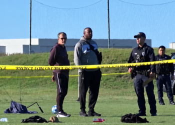 Camioneta arrolla a asistentes en partido de futbol en Kansas