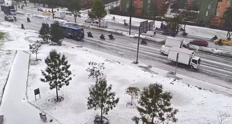 Granizada sorprende a Bogotá y afecta la movilidad