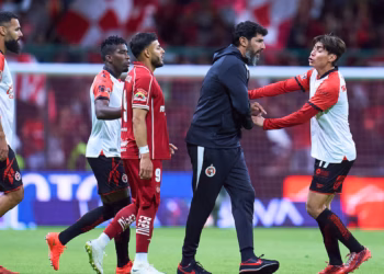 Sebastián Abreu pierde la cabeza y termina expulsado ante Toluca