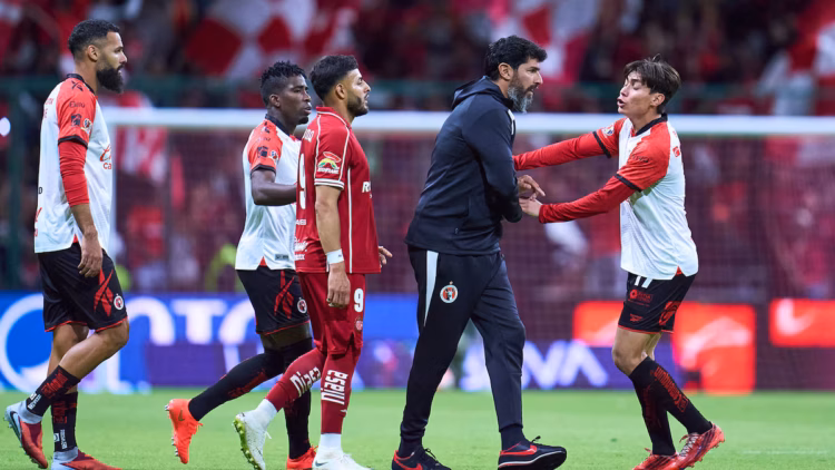 Sebastián Abreu pierde la cabeza y termina expulsado ante Toluca