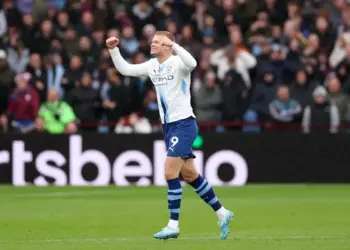 Erling Haaland marca, pero Manchester City pierde ante Aston Villa
