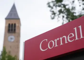 Cornell reabre caso de agresión sexual tras fuertes críticas