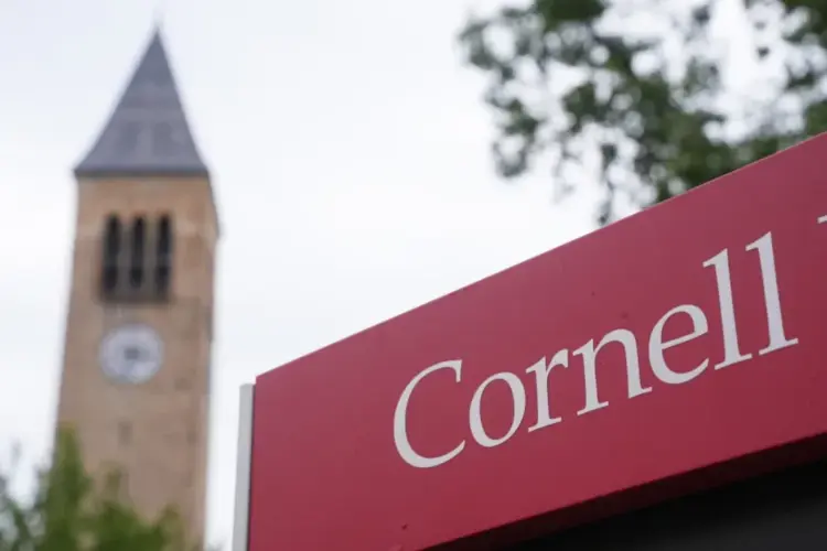 Cornell reabre caso de agresión sexual tras fuertes críticas