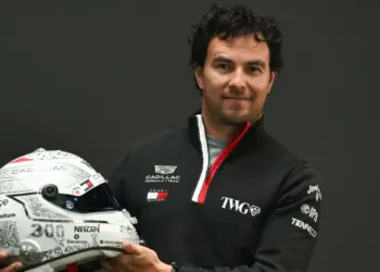 Checo Pérez presenta casco para el GP de México 2026