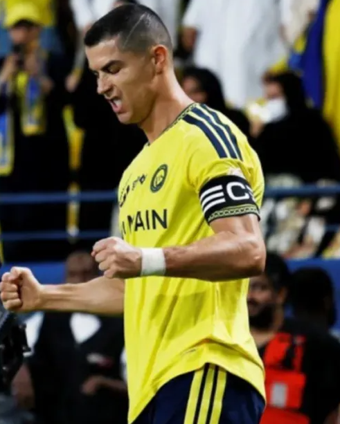 Cristiano lidera encuesta histórica y Messi queda atrás