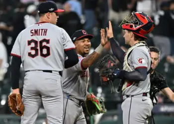 Guardianes mantienen viva la serie ante Medias Blancas